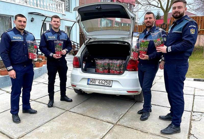 Polițiștii au „dus” primăvara bunicilor de la două cămine de bătrâni din municipiul Botoșani - FOTO