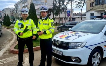 8 MARTIE, cu flori și …