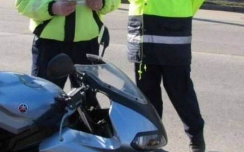 L-au prins polițiștii în timp ce conducea fără permis un moped neînmatriculat