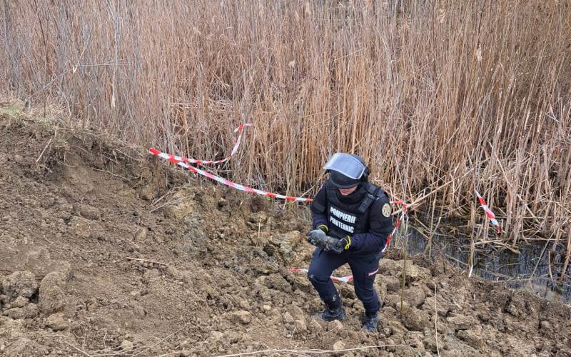 Proiectil exploziv găsit de un muncitor care lucra la consolidarea unui pod - FOTO