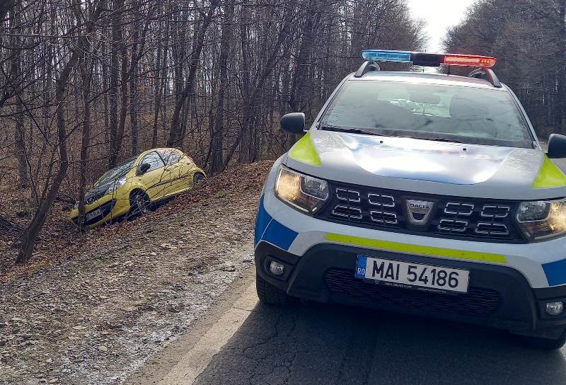 Accident pe drumul Dorohoi-Botoșani. Două mașini s-au ciocnit și alta a ieșit în decor - FOTO