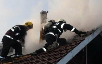 Familie rămasă fără acoperiș deasupra …