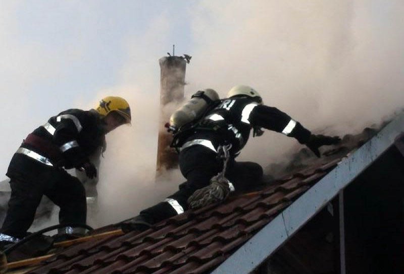 Familie rămasă fără acoperiș deasupra capului din cauza unui incendiu