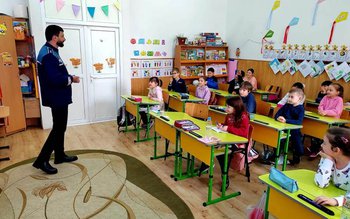 Poliţiştii botoşăneni alături de elevii …