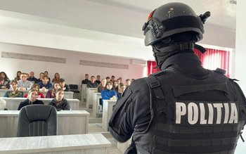 Poliţiştii botoşăneni alături de elevi …