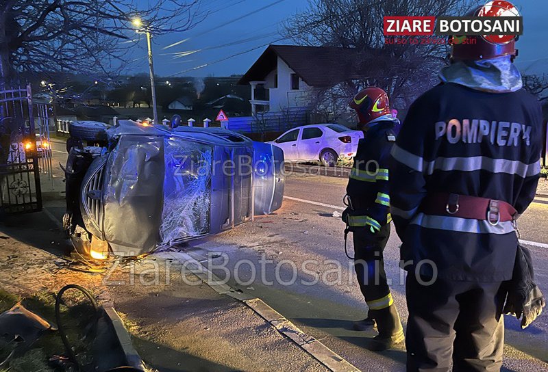Accident! O mașină scăpată de sub control s-a răsturnat pe strada Horia din Dorohoi - FOTO