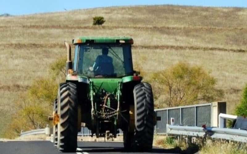 Mașină lovită de un tractor. Șoferul autoturismului a ajuns la spital