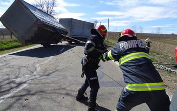 Remorca doborâtă de vânt, pe …