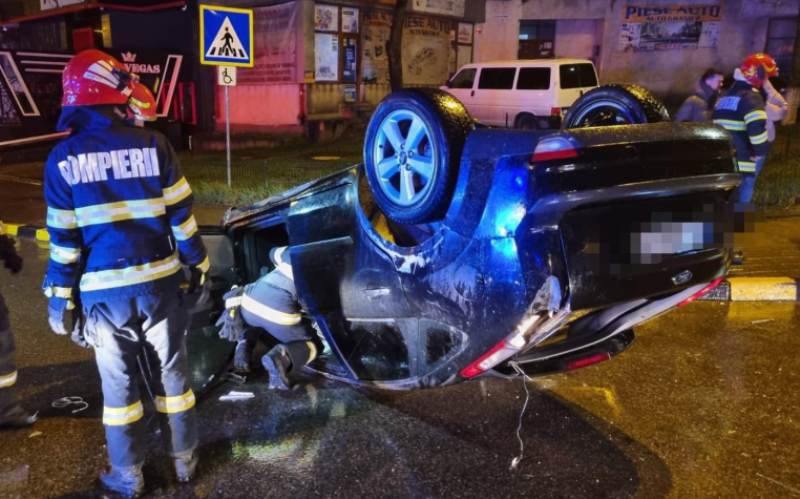 Doi tineri au ajuns la spital, în urma unui accident produs în Zona Industrială - FOTO