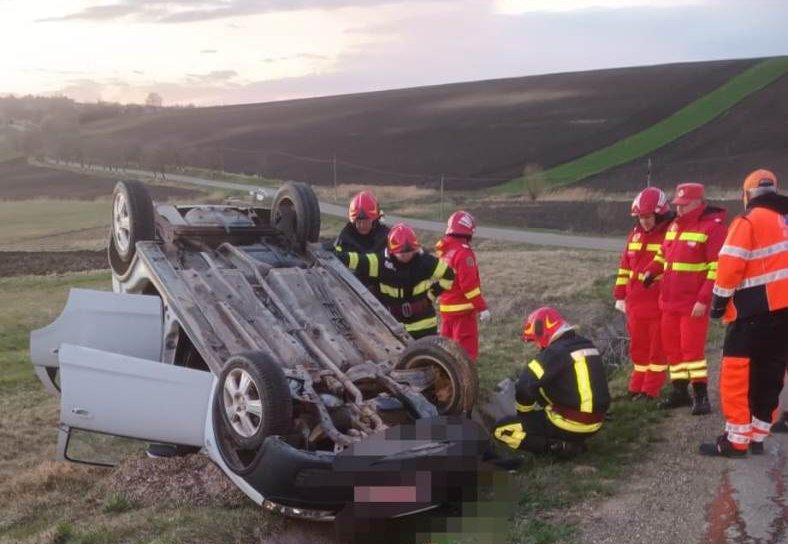 Accident în comuna Ibănești! O mașină s-a răsturnat pe cupolă în afara părții carosabile