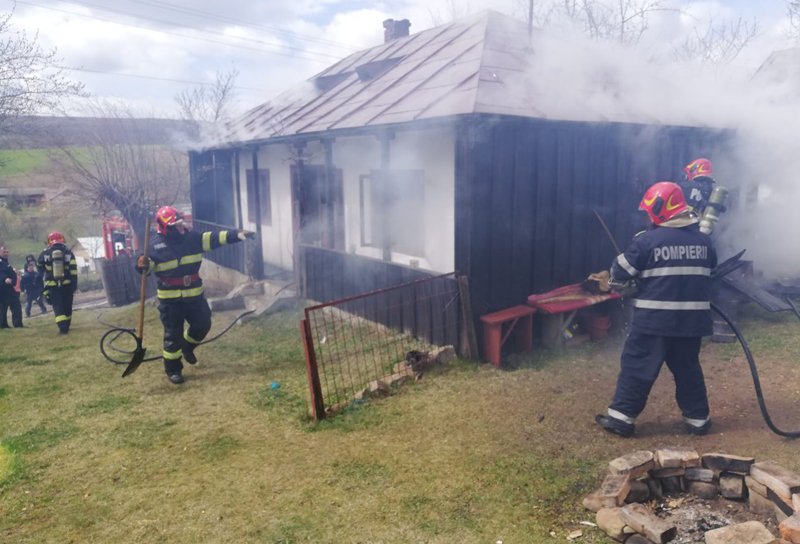 Casă din Horlăceni cuprinsă de flăcări. Pompierii au intervenit pentru stingere - FOTO