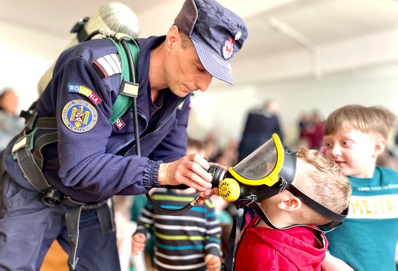 Continuă întâlnirile dintre elevi și pompieri în cadrul programului „Școala Altfel” - FOTO