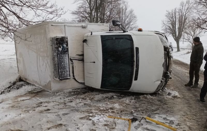 Accidente la Dumbrăvița și George Enescu! Un autoturism a intrat într-un parapet și o autoutilitară s-a răsturnat