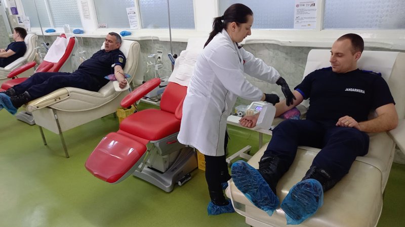 Peste 11 litri de sânge donați de jandarmii botoșăneni - FOTO