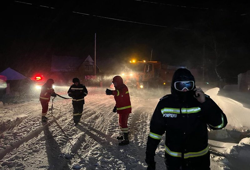 Peste 400 de persoane rămase înzăpezite au fost salvate de pompierii militari și voluntari - FOTO