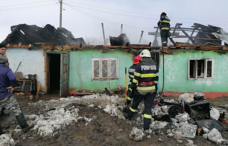 Anexa unei gospodării, distrusă de un incendiu puternic. Pompierii au intervenit mai bine de două ore