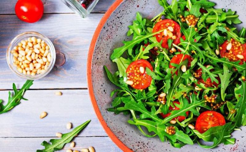 De ce să consumi primavăra salată de păpădie