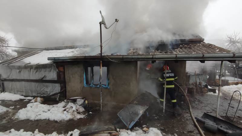 O bucătărie de vară distrusă complet de un incendiu - FOTO