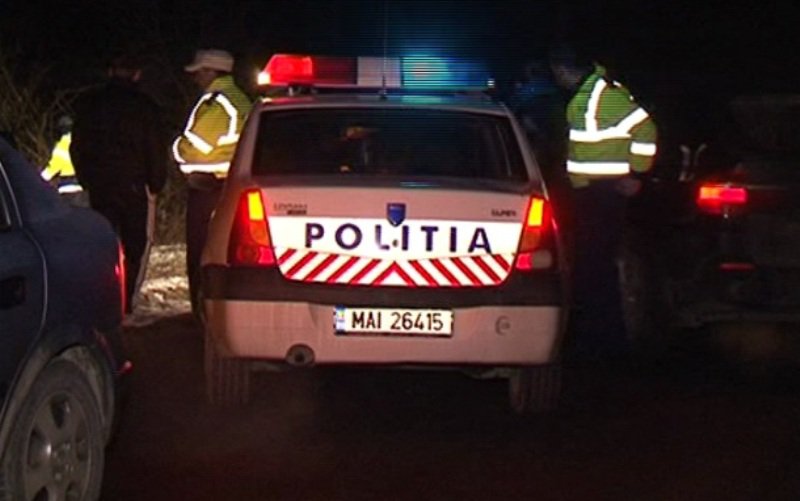 Şi-a abandonat maşina şi a fugit de poliţie prin pădure. Vezi de ce nu a oprit la semnal