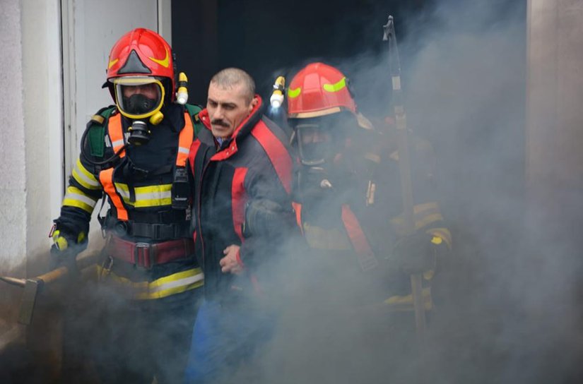 21 de persoane au fost salvate de pompieri dintr-o fabrică de mobilă cuprinsă de flăcări – FOTO