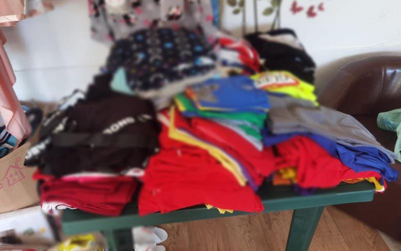Percheziții domiciliare la o persoană bănuită că vindea haine contrafăcute