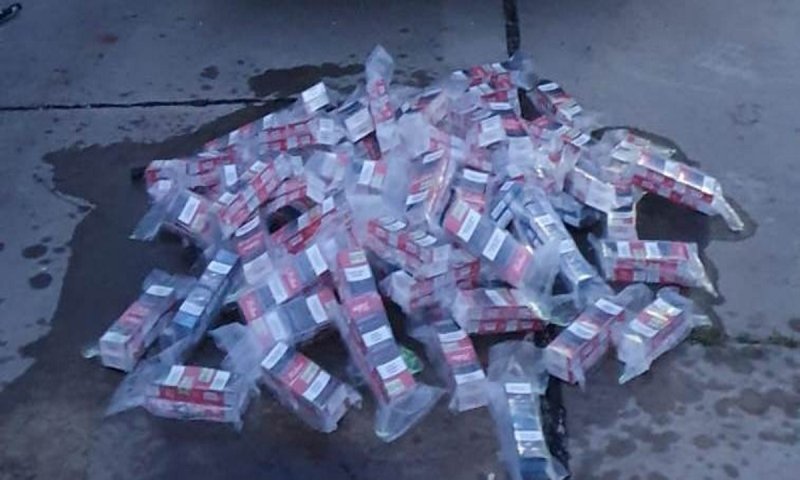 Autoturism „alimentat” cu ţigarete de contrabandă, depistat la Vama Stânca - FOTO