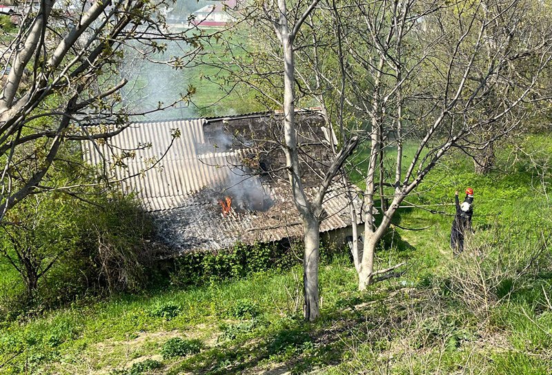 Casă părăsită din Dorohoi cuprinsă de flăcări - FOTO