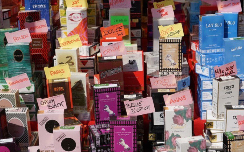 Percheziţii la vânzători de parfumuri contrafăcute din Botoșani
