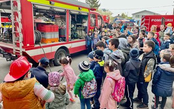 Pompierii alături de copii, în …