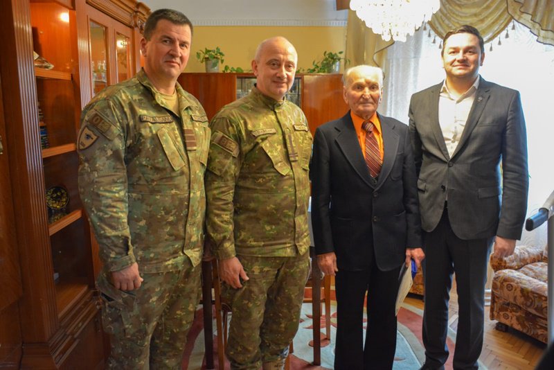 Plachetă de Onoare acordată de prefectul Sorin Cornilă cu ocazia Zilei dedicate Veteranilor de Război