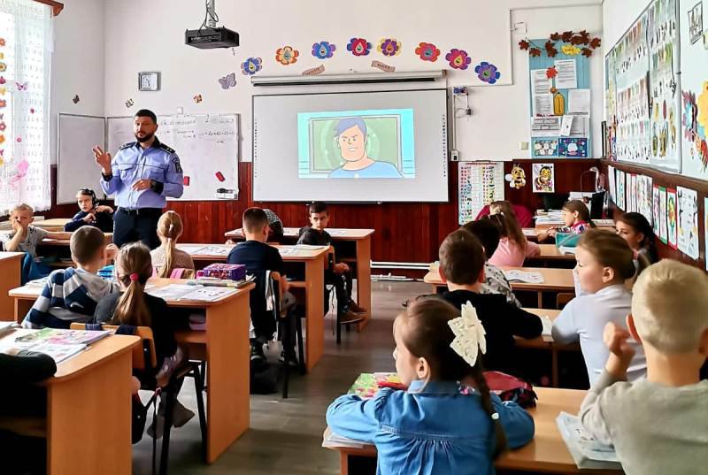 Poliţiştii botoşăneni alături de copii, în „Școala siguranţei Tedi”