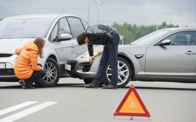 Amendă și permis suspendat pe o perioadă semnificativă pentru cei care nu se conformează regulilor în cazul accidentelor ușoare