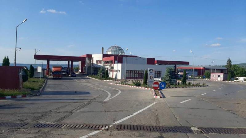 Acțiuni de mentenanţă pe coronamentul barajului Stânca Costeşti în zona Punctului de Trecere a Frontierei Stânca