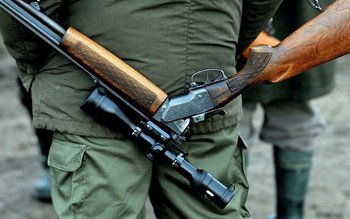 Deținătorii de arme și de …