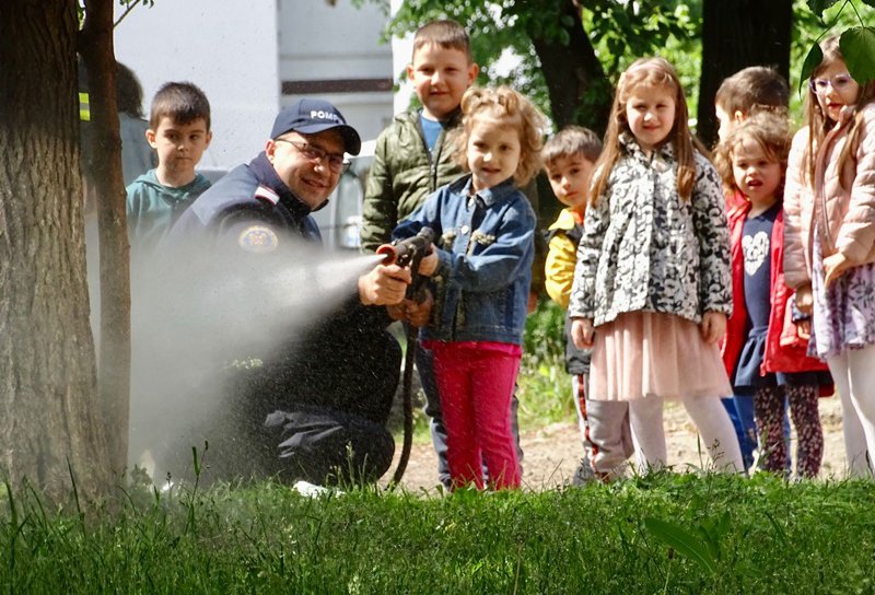 Copiii de la Grădinița Liceului „Alexandru cel Bun” Botoșani învățați să-și protejeze viața - FOTO