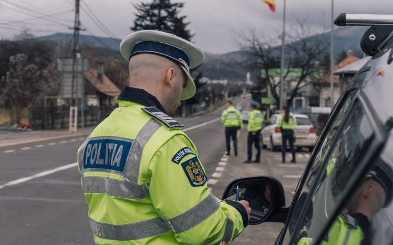 Peste 50 de permise de conducere și certificate de înmatriculare reținute de polițiști