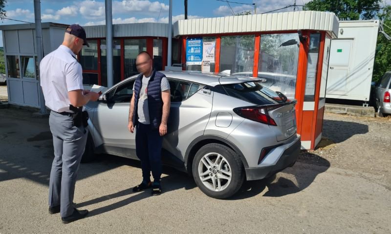 Autoturism în valoare de 200.000 de lei declarat furat de autoritățile din Franța, oprit din drumul spre Moldova - FOTO