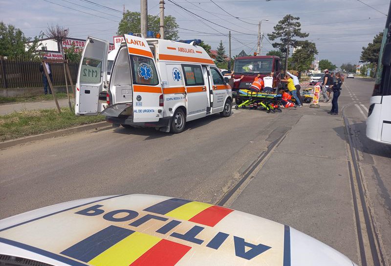 Minoră ajunsă la spital după ce a lovit cu motocicleta un autobuz și a ajuns sub o camionetă în Botoșani - FOTO
