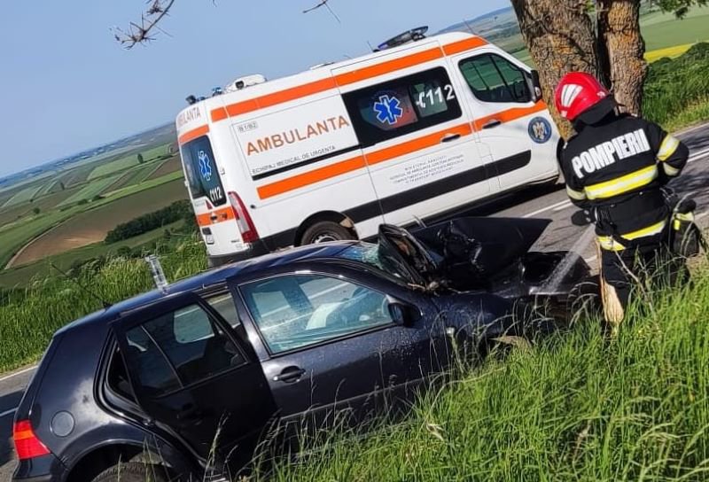 Un tânăr a ajuns la spital după ce s-a izbit cu mașina într-un copac de pe marginea drumului Botoșani - Dorohoi