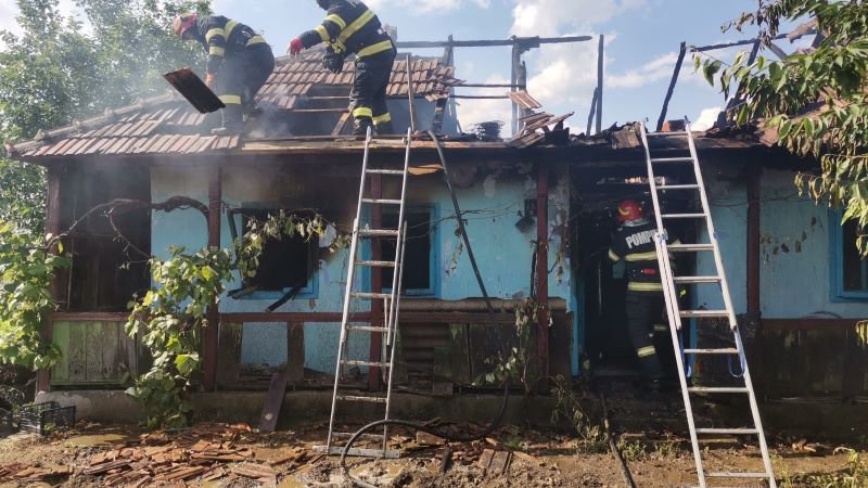 Casă din județul Botoșani cuprinsă de flăcări din cauza unui scurtcircuit - FOTO