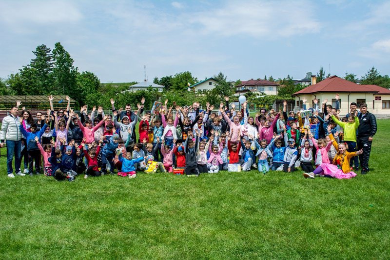 Peste 100 de copii au fost sărbătoriți la Tudora cu ocazia zilei de 1 Iunie - FOTO