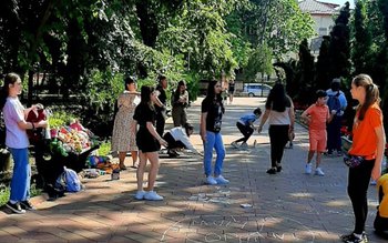 Desene pe asfalt cu APC …