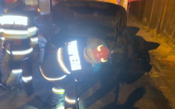 Autoturism parcat pe o stradă …