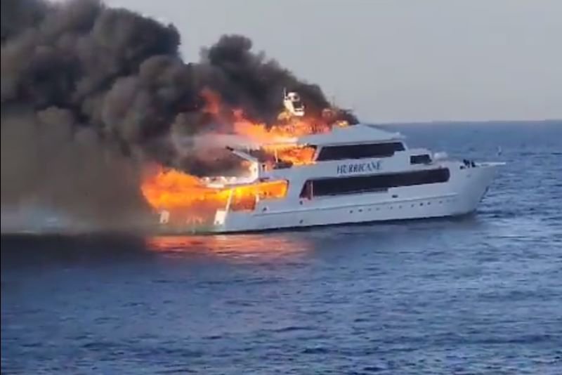 Din nou panică în Egipt! O navă a luat foc pe mare. Trei persoane sunt dispărute