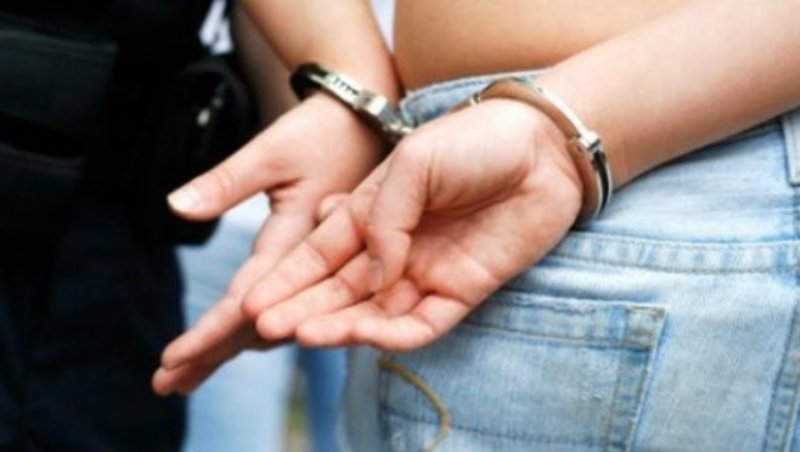 Femeie cercetată pentru furt în Italia, reținută de polițiști