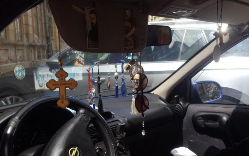 Accesorizarea maşinii cu diverse obiecte, în zona parbrizului sau geamurilor, poate atrage amenzi de până la 3.000 de lei