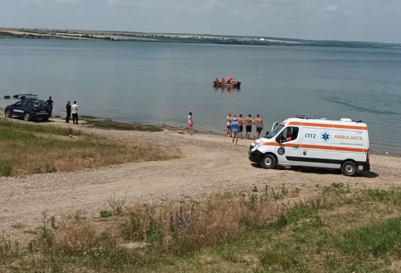 Acțiune cu final tragic! Pompierii l-au găsit decedat pe bărbat dispărut în Lacul de acumulare Stânca-Costești