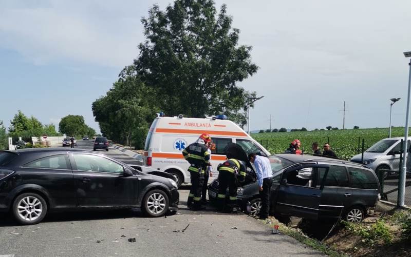 Două persoane au avut nevoie de îngrijiri medicale în urma unui accident rutier