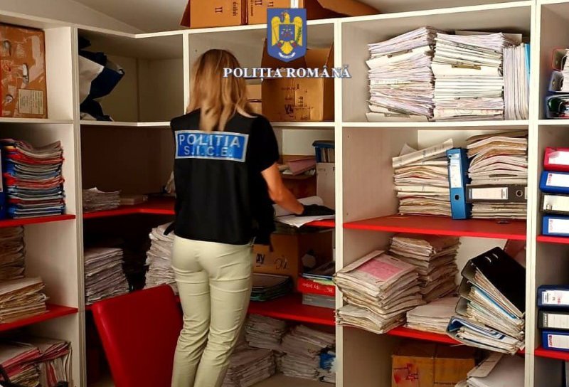 Percheziții la persoane bănuite de constituirea unui grup infracțional organizat, fals în înscrisuri sub semnătură privată și uz de fals