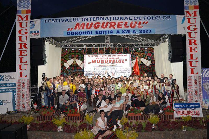 Regal folcloric oferit de ansambluri și formații prezente la Festivalul Internațional „Mugurelul” 2023